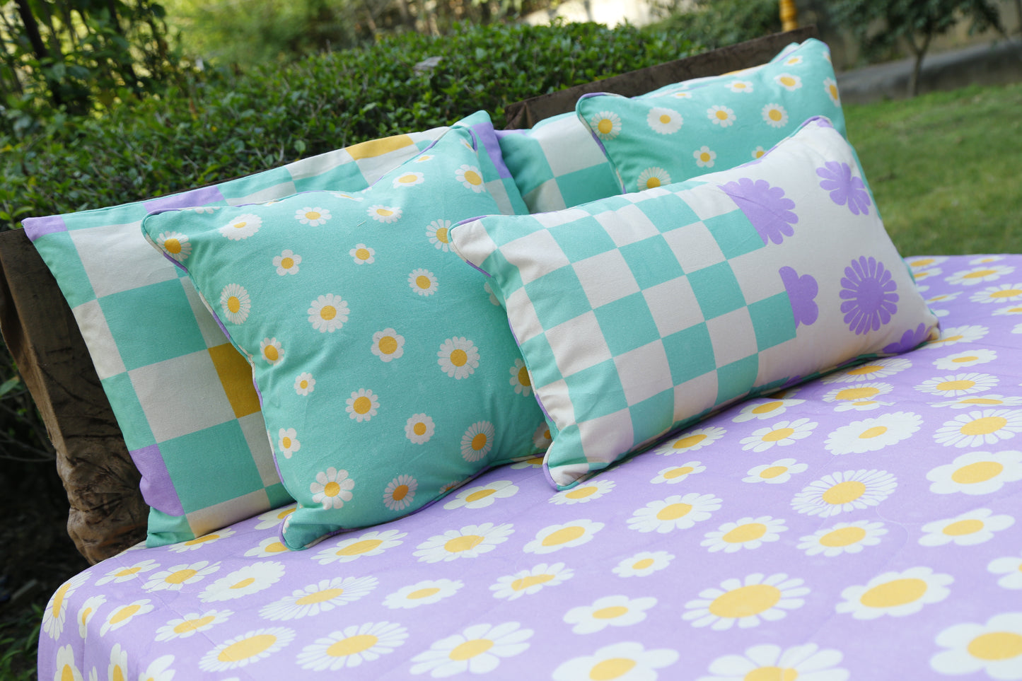 Daisy Dreams (Bedsheet with 2 pillow Covers)