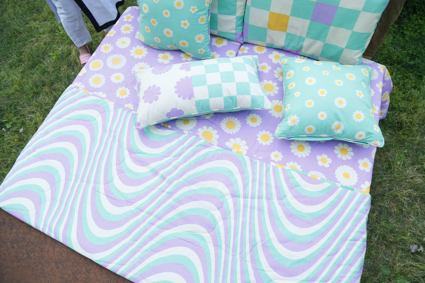 Daisy Dreams (Bedsheet with 2 pillow Covers)