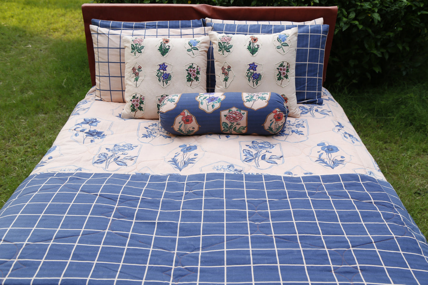 Peak Petals (Bedsheet with 2 pillow Covers)