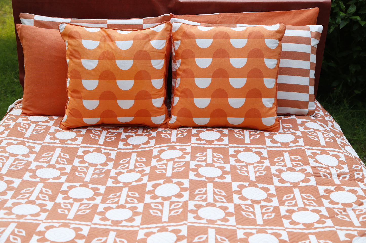 Tangy Tones(Bedsheet with 2 pillow Covers)