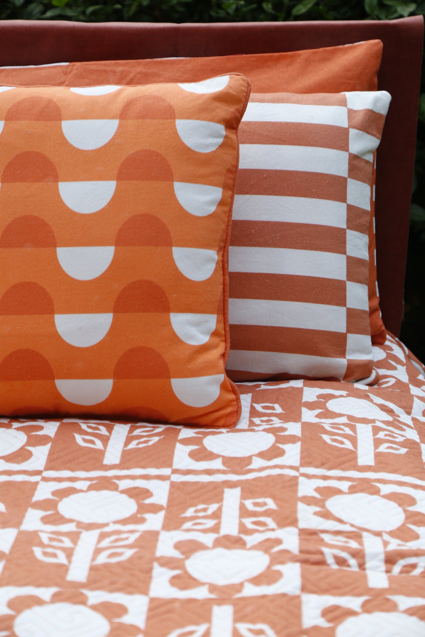 Tangy Tones(Bedsheet with 2 pillow Covers)