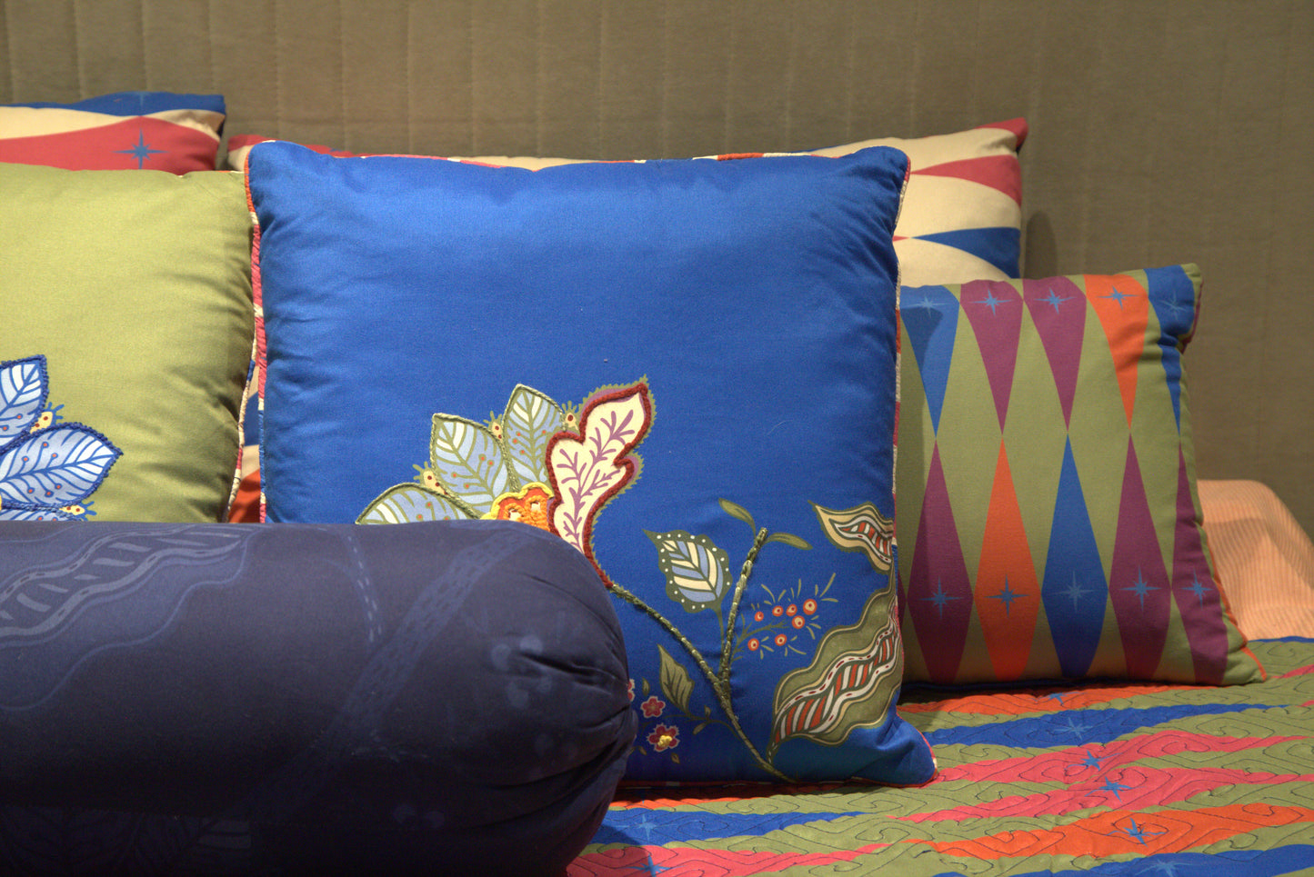 Vivid Kalakaari ( Reversable Bedcover With Two Pillow Cover )