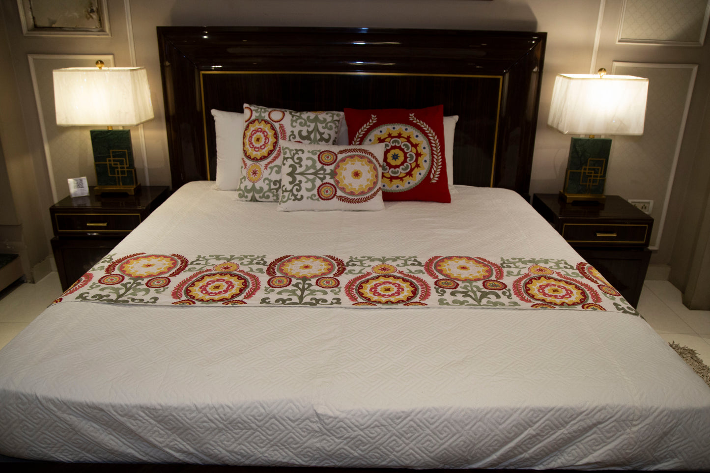 Riwaayat ( Bedcover With Two Pillow Cover And 3 Cushion Cover And A Runner )